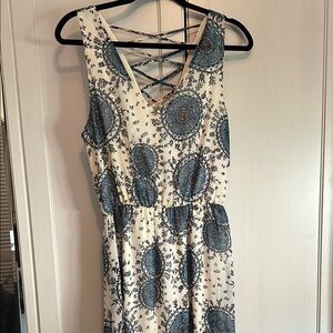 Elegant Blue and Cream Sleeveless Dress